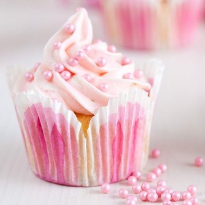 Cupcake com cobertura rosa clara e pérolas em forminha rosa