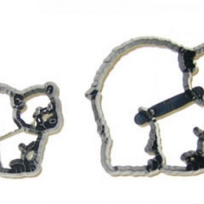 Dois cortadores de bolachas em forma de ursos, material metálico com detalhes em preto