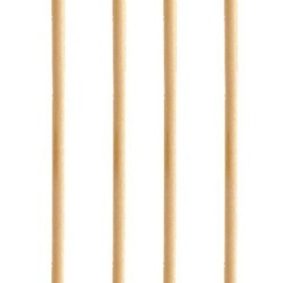 Quatro paus de madeira clara verticais em fundo branco