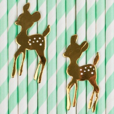 Dois enfeites dourados de veados com pintas brancas em palhinhas listradas verde água e branco