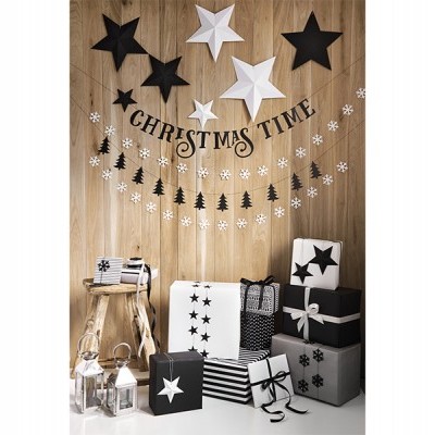 Decoração de Natal com estrelas pretas e brancas, texto CHRITMAS TIME e presentes embrulhados em papel preto e branco