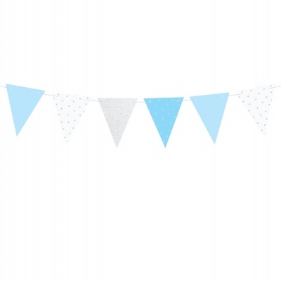 Guirlanda de bandeirolas triangulares azuis, brancas e cinza com padrões de bolinhas.