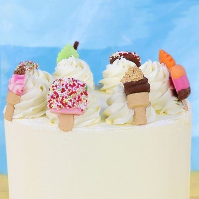 Bolo branco decorado com chantilly e enfeites coloridos em gelado