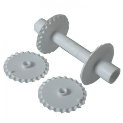 Acessórios plásticos brancos com formato cilíndrico e redondo com bordas onduladas.