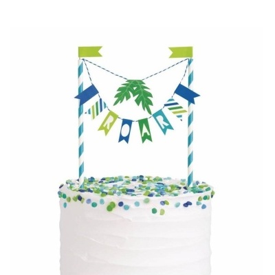Bolo branco com topper de festa e confetes coloridos no topo