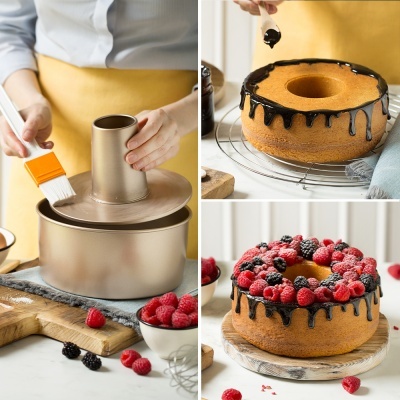 Preparação e decoração de bolo em forma de anel com cobertura de chocolate e frutas vermelhas.