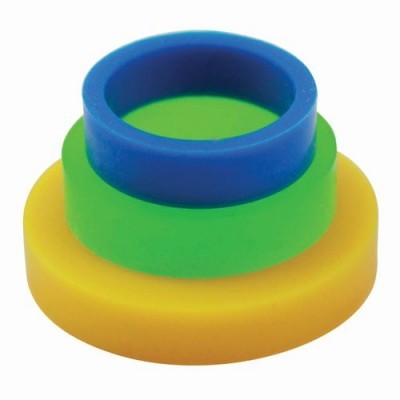 Anéis de silicone empilhados nas cores azul, verde e amarelo