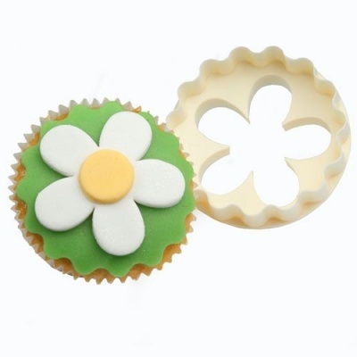 Cortador de biscoitos em forma de flor e cupcake decorado com flor