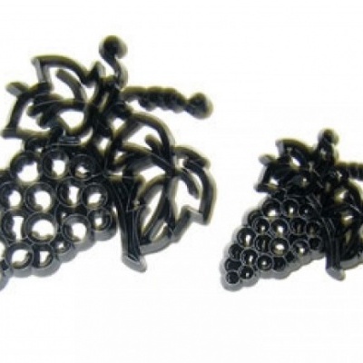 Broches negros em forma de cachos de uvas