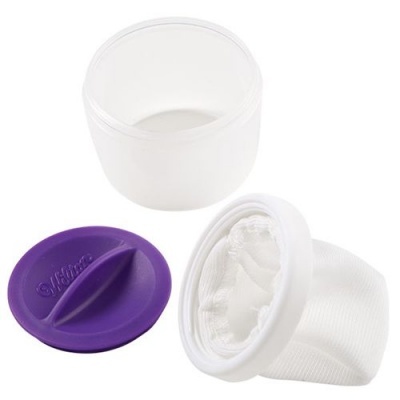 Coador branco com tampa roxa e filtro de tecido branco em fundo branco