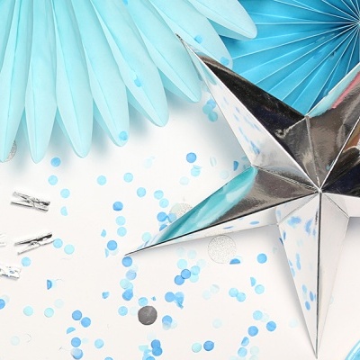 Estrela decorativa prateada com favo de papel azul claro, confetes e clips metálicos