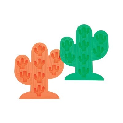 Dois porta-copos em forma de cacto laranja e verde com padrão de cactos em relevo