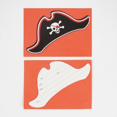 Cartões com formato de chapéu de pirata, preto com caveira e branco com linhas para escrita