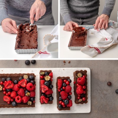 Tarte de chocolate retangular a ser preparada e fatias decoradas com frutos vermelhos e bananas