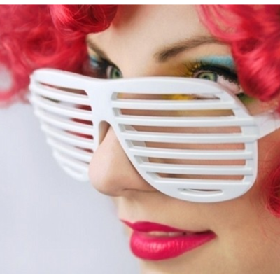 Óculos de sol brancos de ripas horizontais em pessoa com cabelo vermelho encaracolado