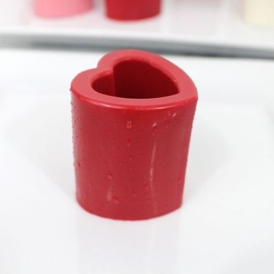 Molde de silicone vermelho em forma de coração com gotas de água