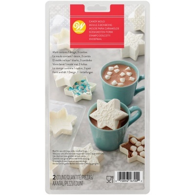 Molde para caramelos em forma de estrela com diferentes designs e chocolate quente.