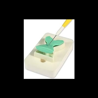 Molde branco com espuma verde e ferramenta de corte amarela