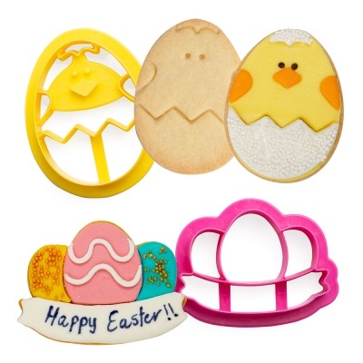 Cortadores de biscoitos e biscoitos decorados com tema de Páscoa.