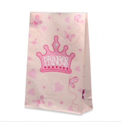 Saco de papel rosa claro com coroa rosa e a palavra PRINCESS, com corações e borboletas em tons de rosa.