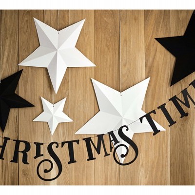 Decoração em estrelas de papel branco e preto e letras CHRISTMAS TIME numa parede de madeira