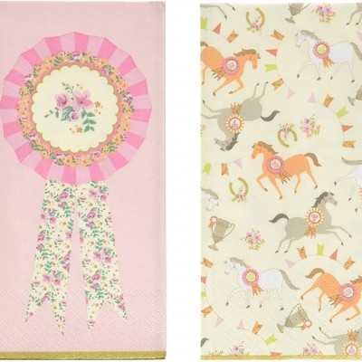 Duas bolsas de presente, uma rosa com roseta floral e outra bege com padrão de cavalos e troféus