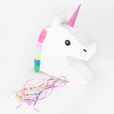Piñata unicórnio colorido com fitas coloridas
