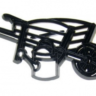 Marcador ou chaveiro preto em formato de carrinho de mão com uma pá e uma lata