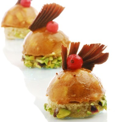 Sobremesas redondas com creme e cerejas em prato branco