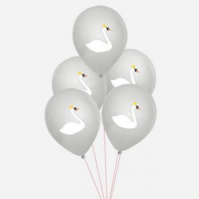 Cinco balões cinzentos com imagem de cisne branco com coroa amarela