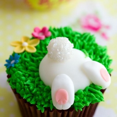 Cupcake decorado com coelho branco e flores coloridas