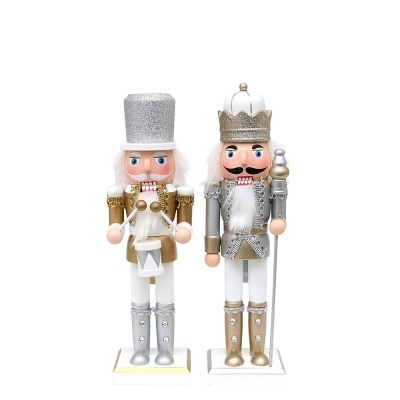 Bonecos de soldado de pau prateado, dourado e branco com roupas e acessórios decorativos