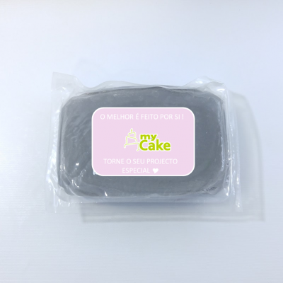 Massa de açúcar cinzenta embalada em plástico com etiqueta rosa e texto promocional