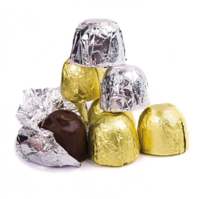 Bombons cobertos com papel dourado e prateado, um aberto mostrando chocolate negro