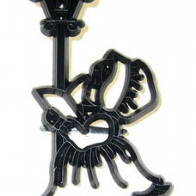 Figura preta de menina com vestido junto a candeeiro de poste