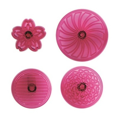Quatro formas de silicone rosa com padrões decorativos variados sobre fundo branco