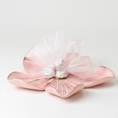 Peça decorativa flor de cerâmica rosa com tule branco no centro
