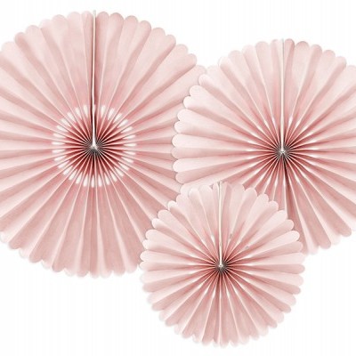 Três leques decorativos de papel rosa claro em três tamanhos distintos