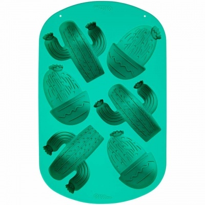 Forma de silicone verde com moldes de cactos em vasos