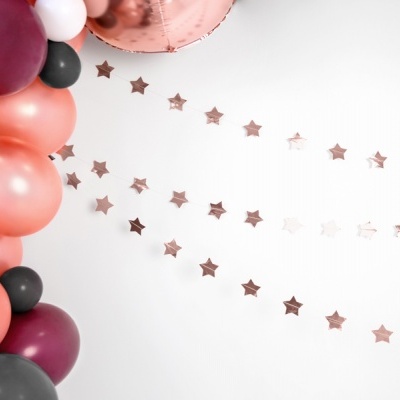 Decoração de festa com balões coloridos e guirlanda de estrelas