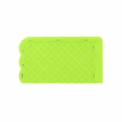 Tapete antideslizante verde com padrão geométrico e bordas arredondadas