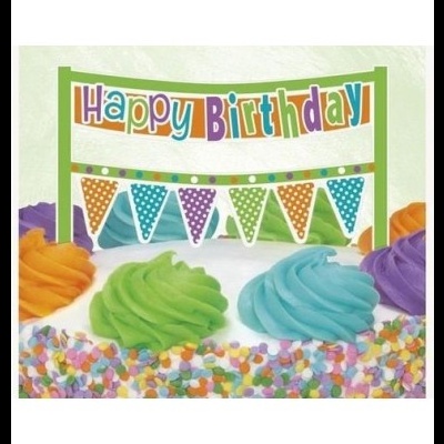 Bolo colorido de aniversário com decoração Happy Birthday