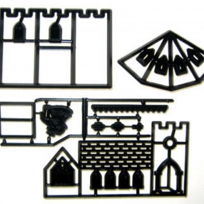 Peças pretas de plástico para montagem de modelo, com formas variadas e padrão de tijolos