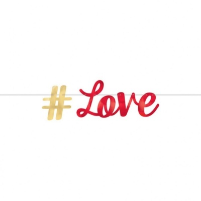Decoração de madeira com hashtag bege e palavra 'Love' vermelha penduradas por linha