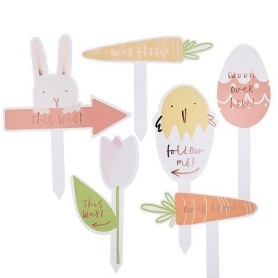 Placas decorativas para jardim com imagens de coelho, cenoura, ovo, flor e pintainho em cores pastel.