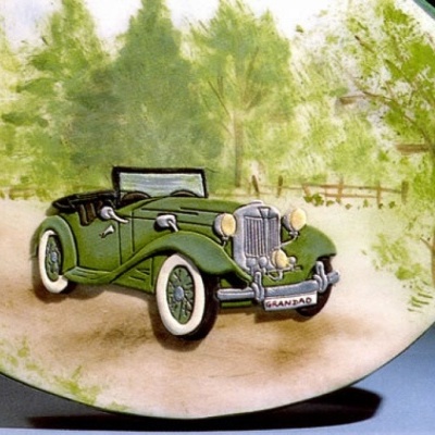 Prato decorativo com pintura de carro clássico verde e paisagem campestre