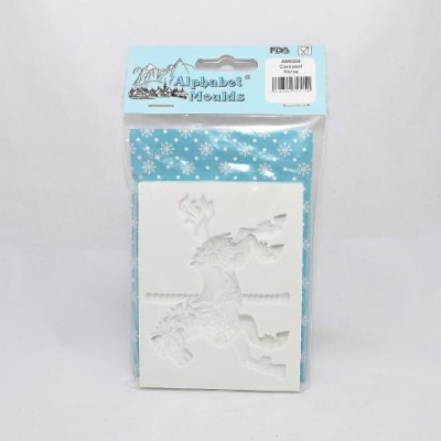 Molde de silicone branco para bolos com figura de rena de Natal embalado em saco plástico.