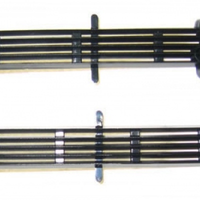 Dois pentes de cabelo pretos com detalhes metálicos sobre fundo branco