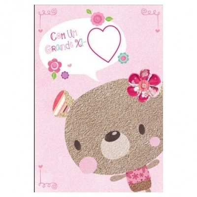 Tapete infantil rosa com ursinho castanho e flores coloridas