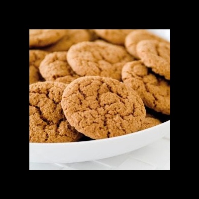 Biscoitos castanhos claros num prato branco